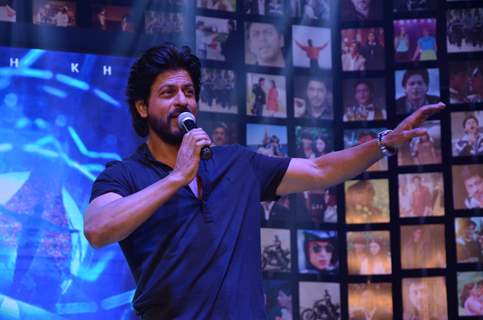 Shah Rukh  Khan entertains the Audience at Trailer Launch of 'FAN'