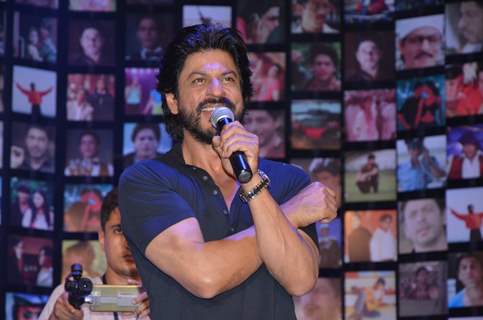 Shah Rukh Khan enthralls Fans at Trailer Launch of 'FAN'