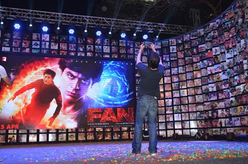 Shah Rukh Khan takes a selfie with Fans at Trailer Launch of 'FAN'