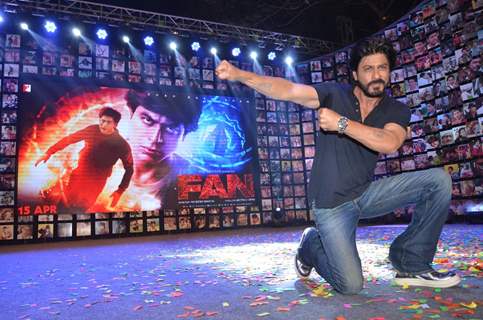 Shah Rukh sports his Fan tattoo at Trailer Launch of 'FAN'