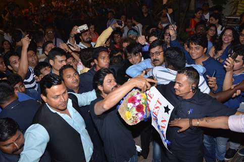 Shah Rukh Khan Mobbed by the media at Trailer Launch of 'FAN'