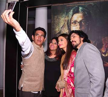 Omung Kumar, Darshan Kumar and Aishwarya Takes Selfie at Poster Launch of 'Sarabjit'