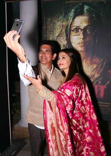 Omung Kumar and Aishwarya Takes Selfie at Poster Launch of 'Sarabjit'