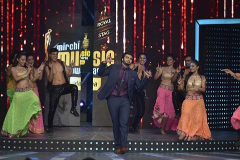 Arjun Kapoor performs at Mirchi Music Awards 2016