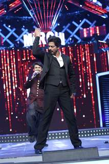 Shah Rukh Khan performs at Mirchi Music Awards 2016