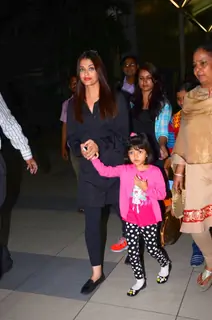 Aishwarya Rai Bachchan with Aaradhya Bachchan spotted at Airport!