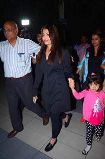 Aishwarya Rai Bachchan with Aaradhya Bachchan spotted at Airport!