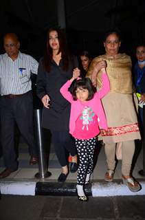 Aishwarya Rai Bachchan with Aaradhya Bachchan spotted at Airport!