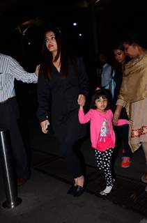 Aishwarya Rai Bachchan with Aaradhya Bachchan spotted at Airport!