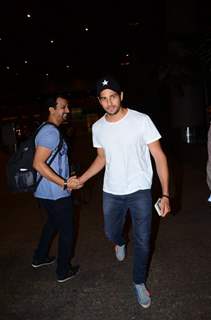 Sidharth Malhotra spotted at Airport!