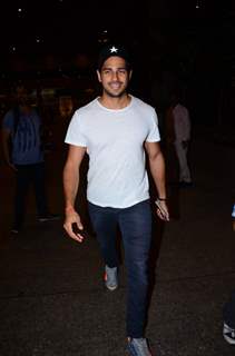 Sidharth Malhotra spotted at Airport!