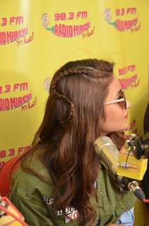 Alia Bhatt Flaunts her new Hairdo on Radio Mirchi for Promotions of 'Kapoor & Sons'