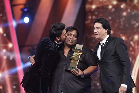 Ganesh Acharya receives Best Choreography Award from Shaimak Davar for Malhari (Bajirao Mastani)