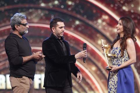 Kabir Khan receives Best Actor award on behalf of Salman Khan