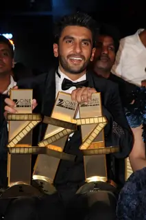 Ranveer Singh wins Best Actor for 'Bajirao' & takes Best Actress Award for Piku on behalf of Deepika
