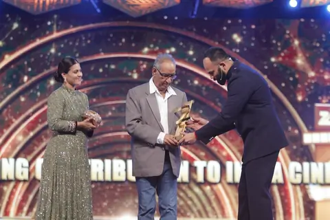 Rohit Shetty presents Lifetime Achievment Award to Veeru Devgn