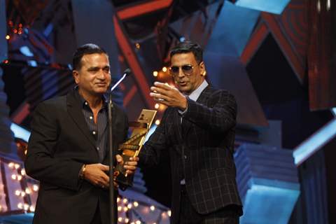 Akshay Kumar Presents Best Action for Bajirao Mastani to Shyam Kaushal