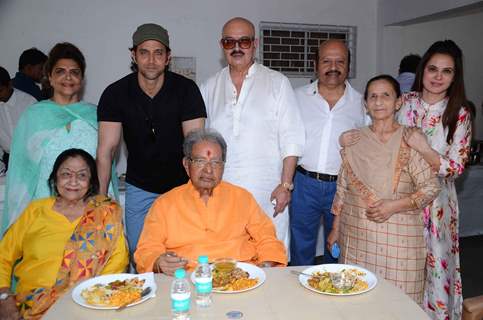 Hrithik Roshan with Pinky Roshan and Rakesh Roshan performs Mahashivratri Pooja with Family