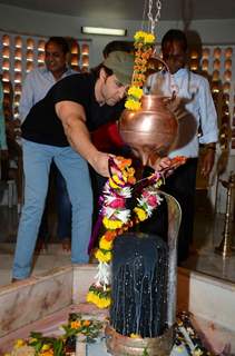 Hrithik Roshan performs Mahashivratri Pooja with Family