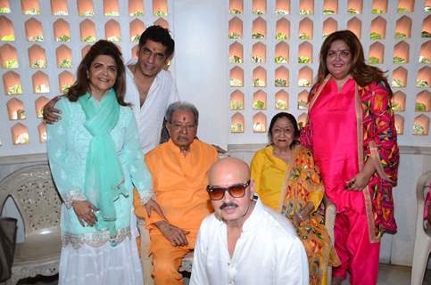 Hrithik Roshan and Rakesh Roshan performs Mahashivratri Pooja with Family