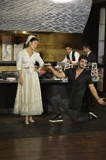 Arjun Kapoor offers Kareena Kapoor the omelet made by Him at promotional event of Ki and Ka
