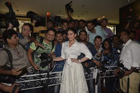 Kareena Kapoor Takes picture with reporters at promotional event of Ki and Ka