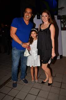 Vindoo Dara Singh with Daughter and Wife Snapped at RUKA