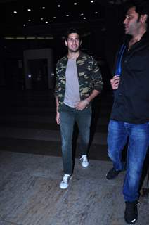 Sidharth Malhotra Snapped at Airport