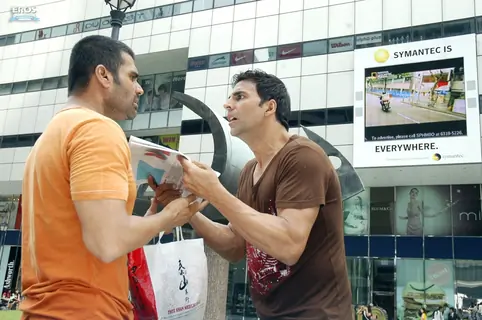 Still image of Akshay and Sunil Shetty