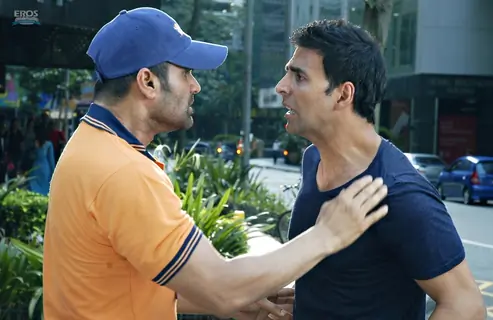 Akshay Kumar and Sunil Shetty looking tensed