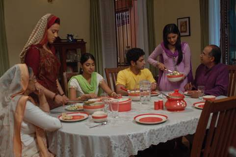 Pratigya family having their dinner