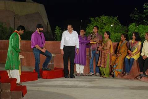 Dharmendra and Sunny With Contestant