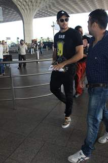 Sidharth Malhotra Snapped at Airport