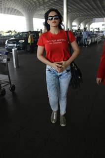 Zarine Khan Snapped at Airport