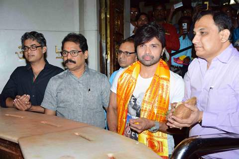 Himesh Reshammiya offers prayers at Siddhivinayak Temple