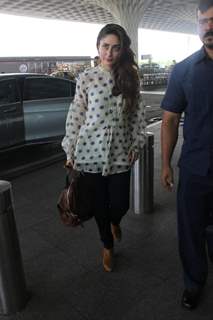 Kareena Kapoor Snapped at Airport