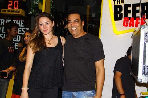 Vindoo Dara Singh with wife at Beer Cafe Launch