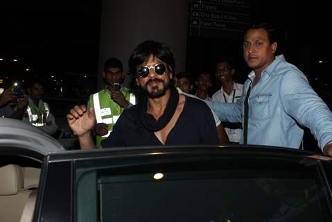 Shah Rukh Khan Snapped at Airport