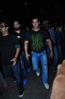 Salman Khan Snapped While Leaving for TOIFA