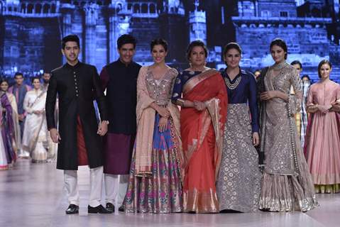 Shabana Azmi, Sophie Choudry, Huma Qureshi and Athiya Shetty on Ramp of CPAA Fevicol Show