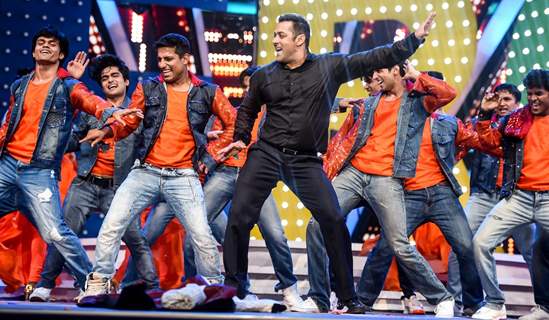 Salman Khan Performs at TOIFA Awards