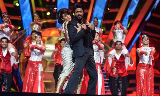 Shah Rukh Khan Performs at TOIFA Awards