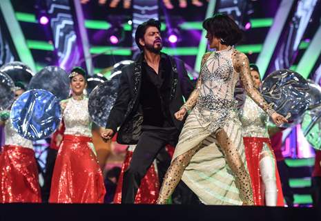 Shah Rukh Khan Performs at TOIFA Awards