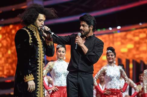 Shah Rukh Khan Performs at TOIFA Awards