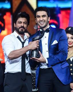 Shah Rukh Felicitates Ranveer Singh at TOIFA Awards at TOIFA Awards