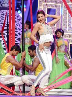 Jacquline Fernandes Performs at TOIFA Awards