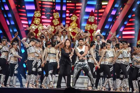 Varun Dhawan and Kareena Kapoor Perform at TOIFA Awards