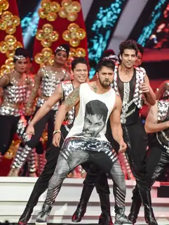 Varun Dhawan Performs at TOIFA Awards