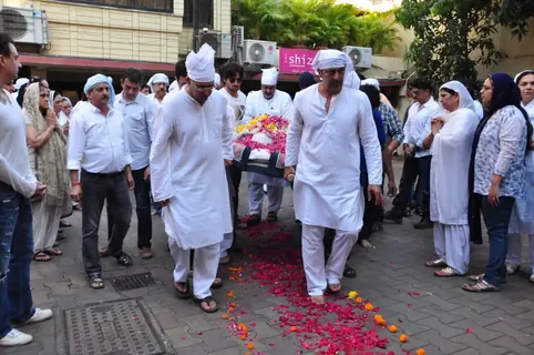 Vindoo Dara Singh at Dara Singh's Mother's Funeral