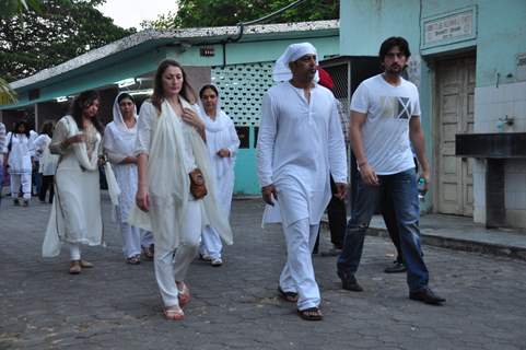 Vindoo Dara Singh at his Mother's Funeral